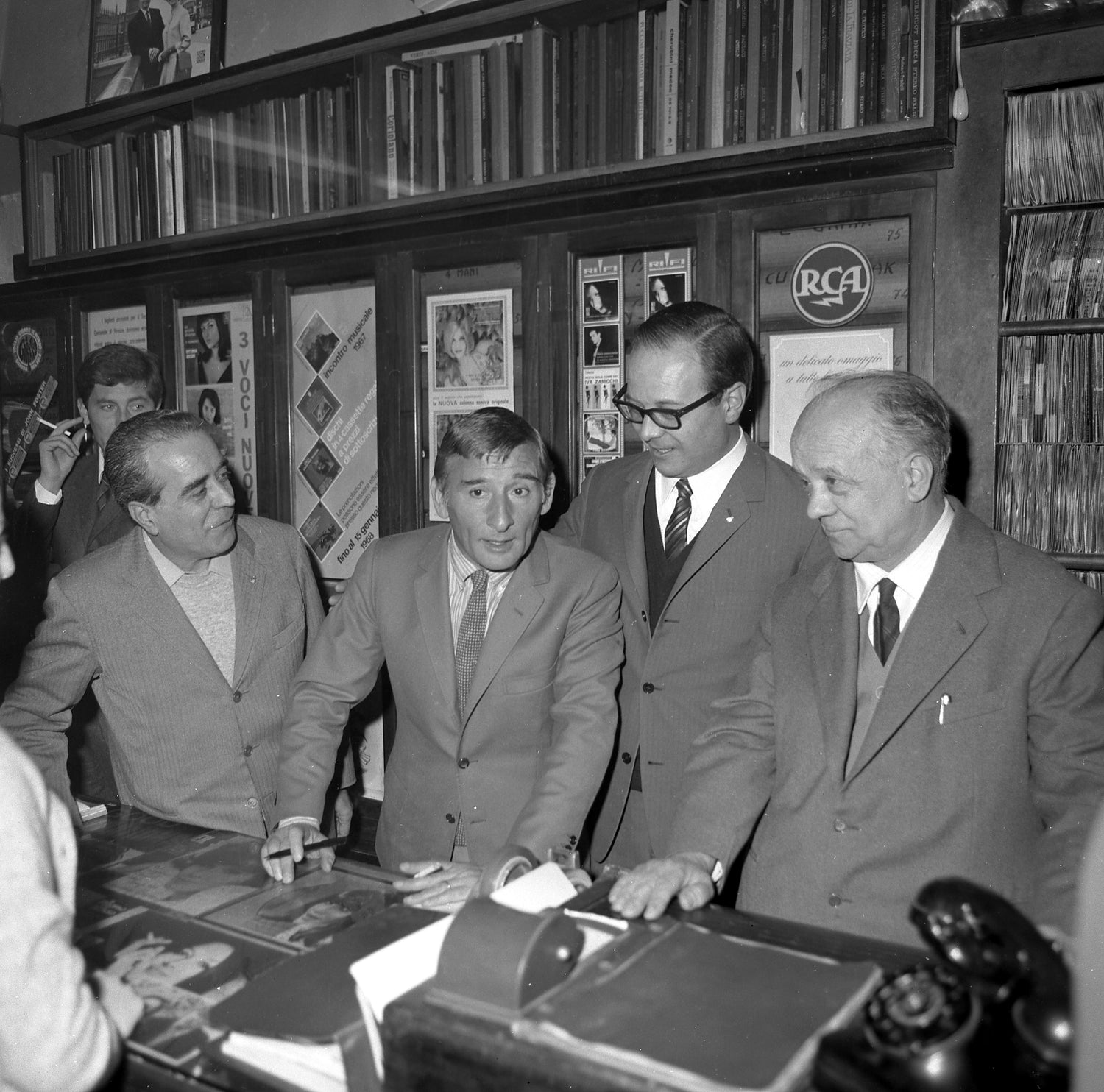 immagine storica di renato rascel nella casa musicale niccoli foto in bianco e nero