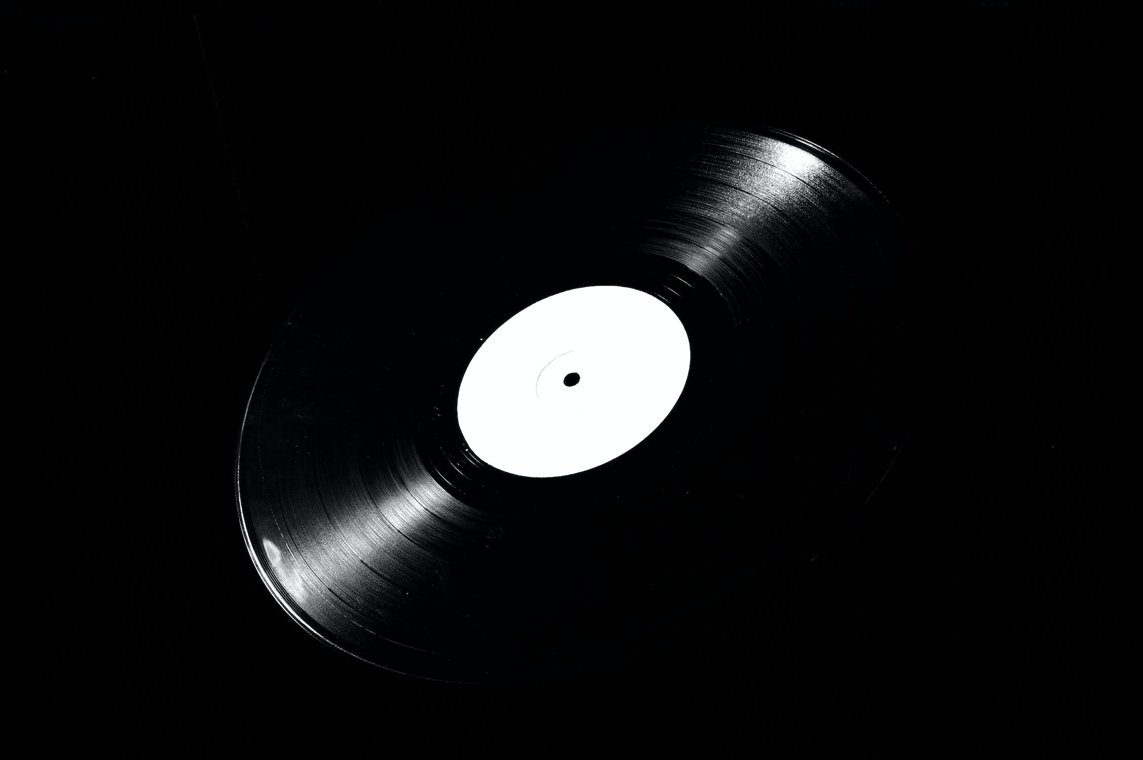 vinile 33 giri su sfondo nero
