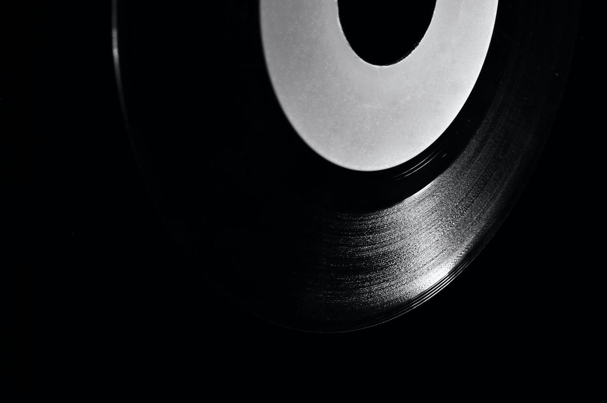 vinile 45 giri su sfondo nero